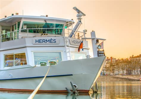 bateau hermes restaurant.